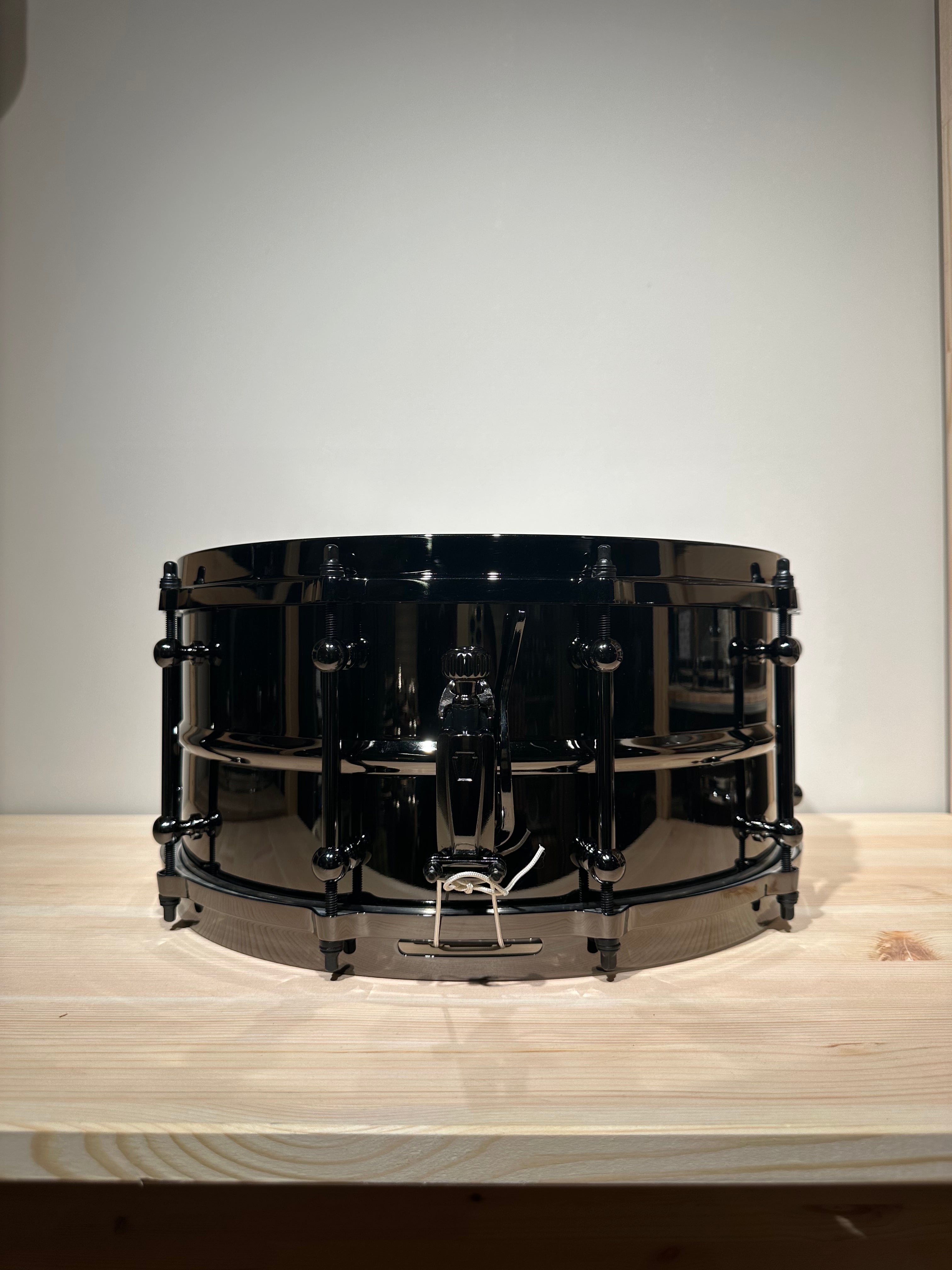 Ludwig LU6514 6.5x14inch Universal Brass Snare, Black Nickel Plated Shell