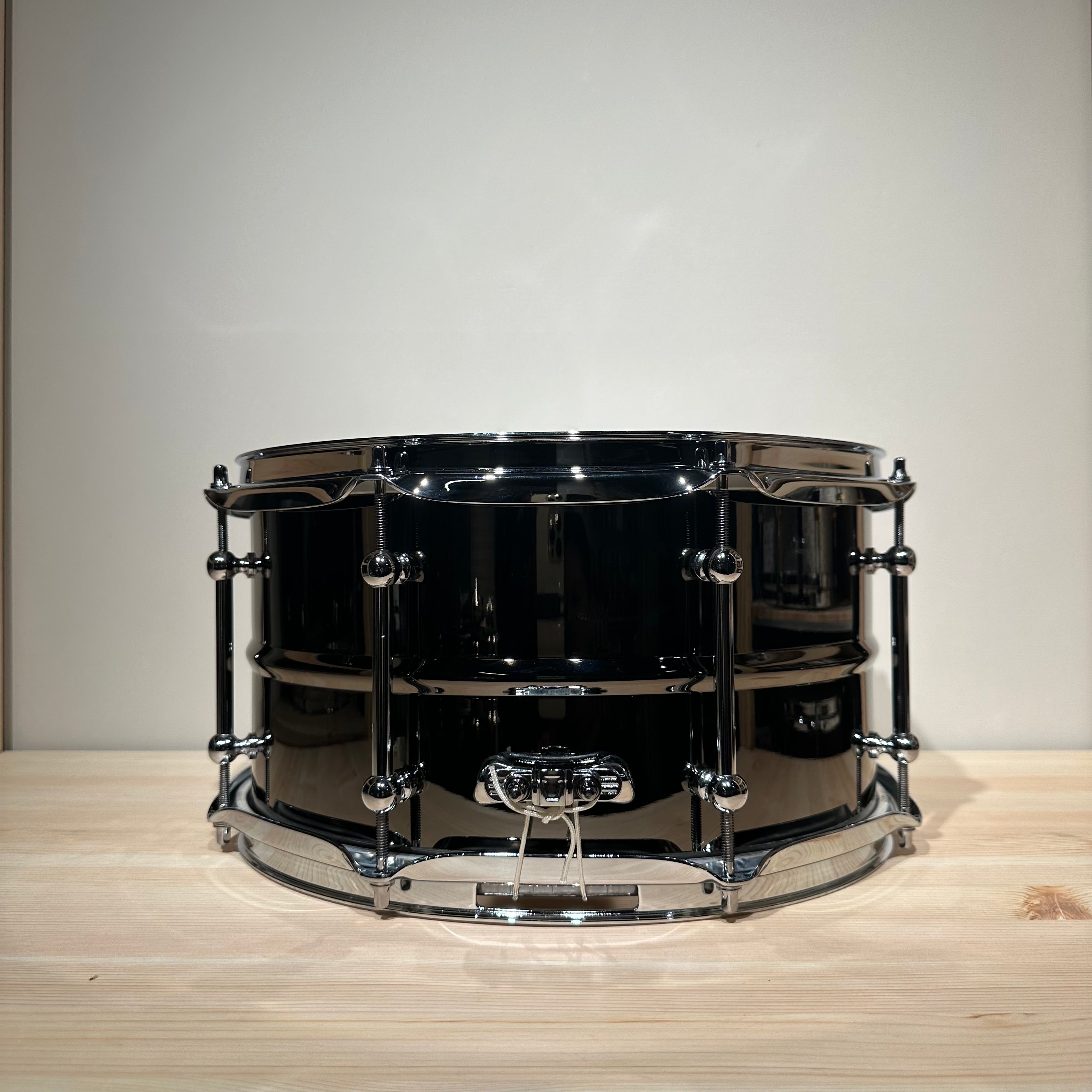L14-LU0713CDIR Ludwig LU0713C 7x13inch Universal Brass Snare, Black Nickel Plated Shell