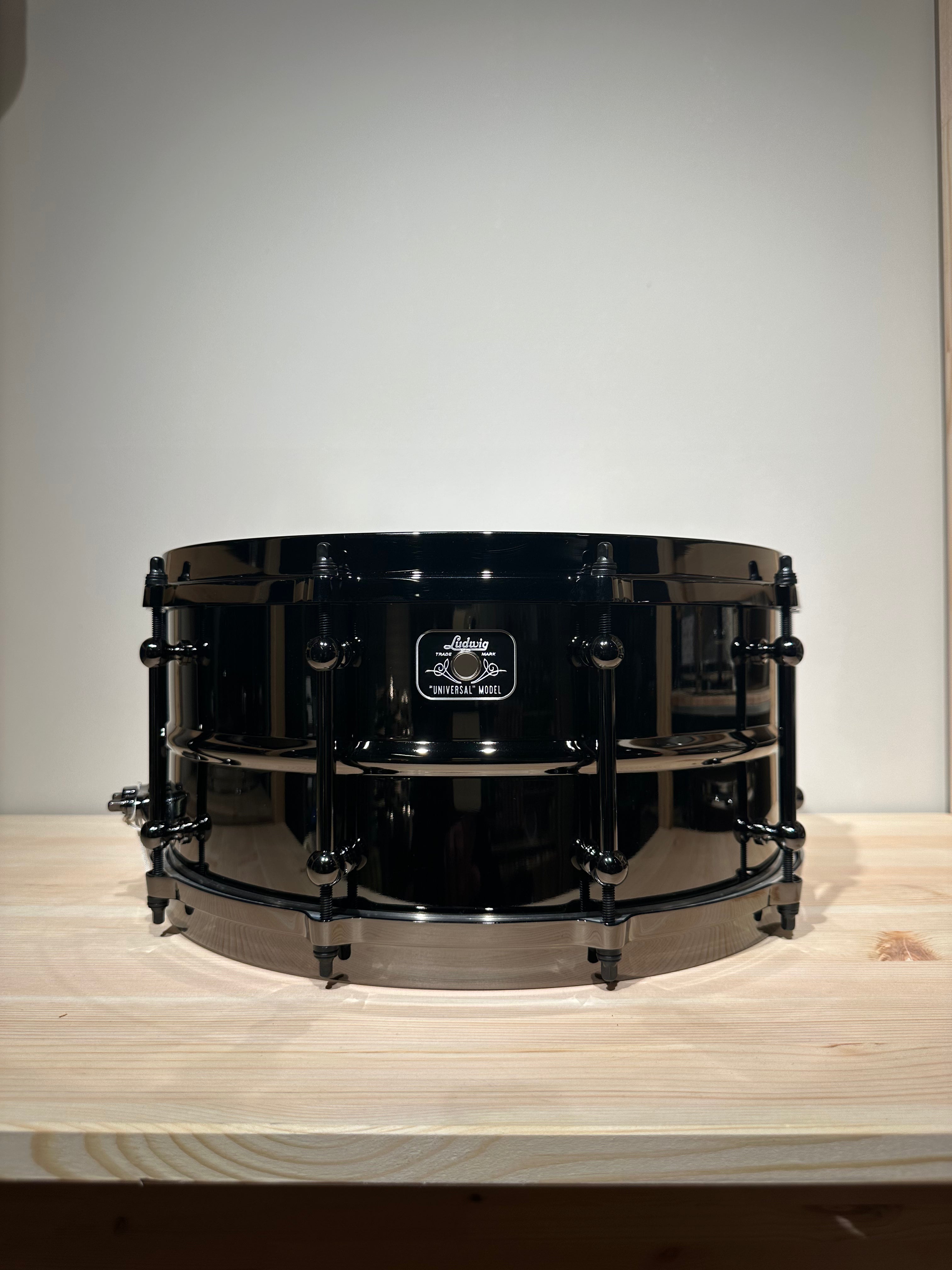 Ludwig LU6514 6.5x14inch Universal Brass Snare, Black Nickel Plated Shell