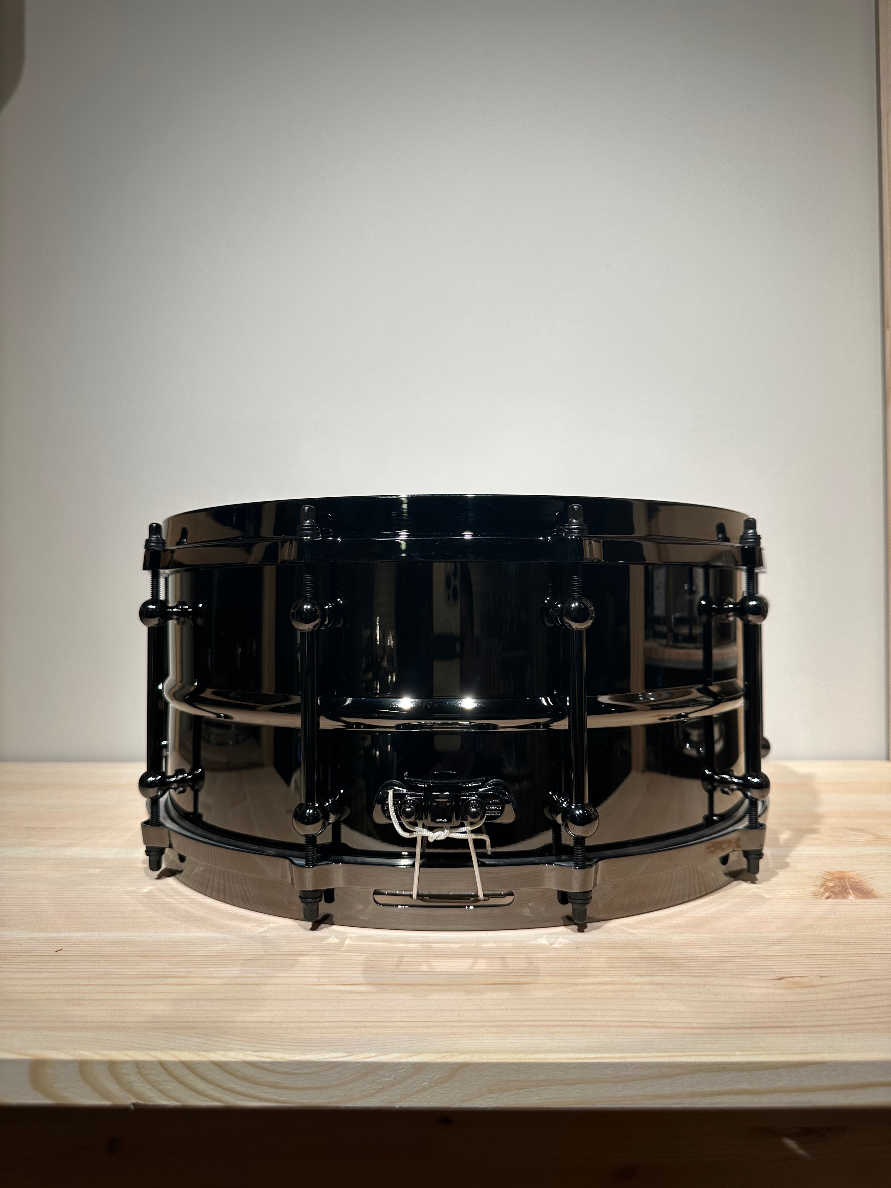 Ludwig LU6514 6.5x14inch Universal Brass Snare, Black Nickel Plated Shell