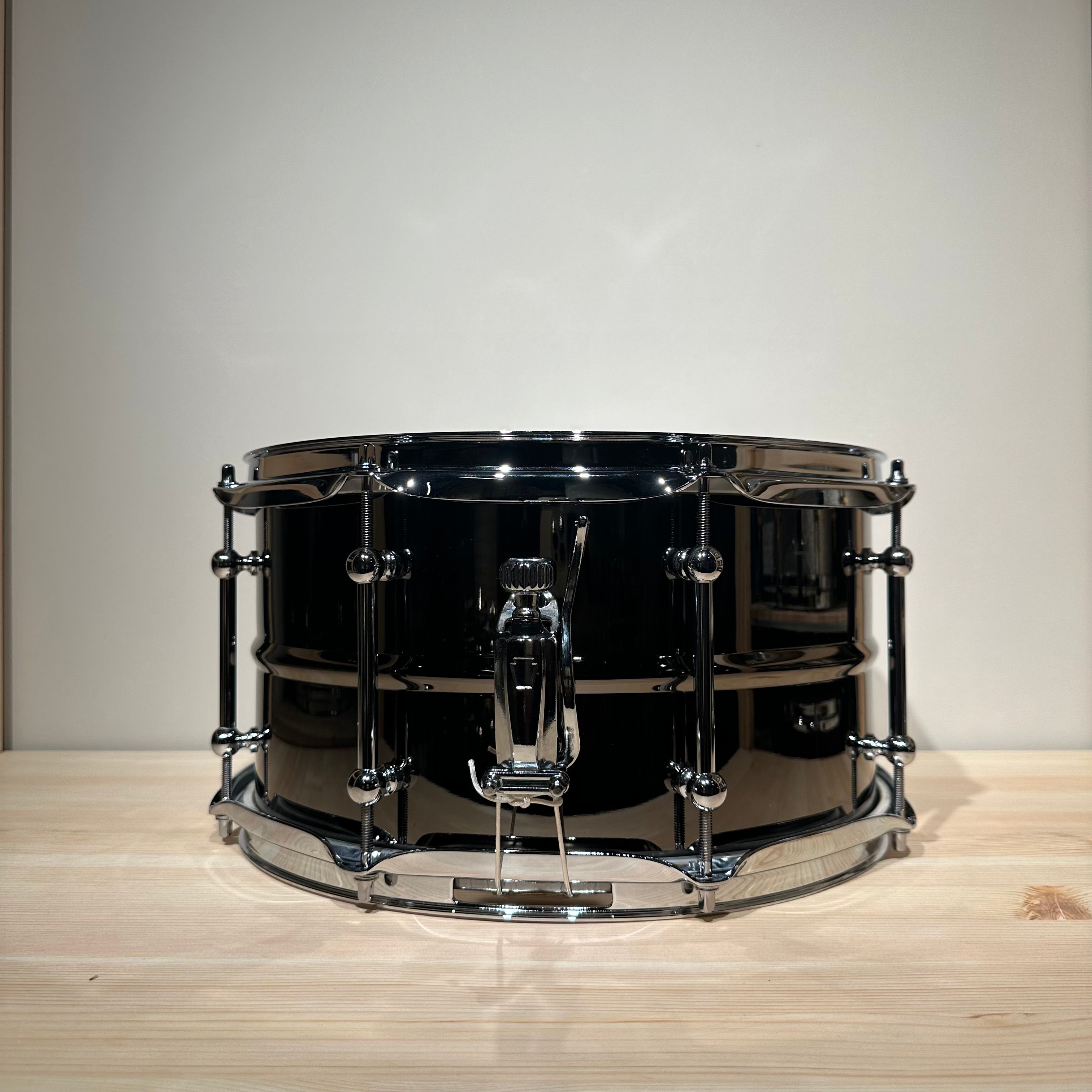 L14-LU0713CDIR Ludwig LU0713C 7x13inch Universal Brass Snare, Black Nickel Plated Shell